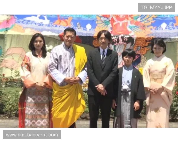 一岁小王子与大哥共同探索游戏的快乐时光